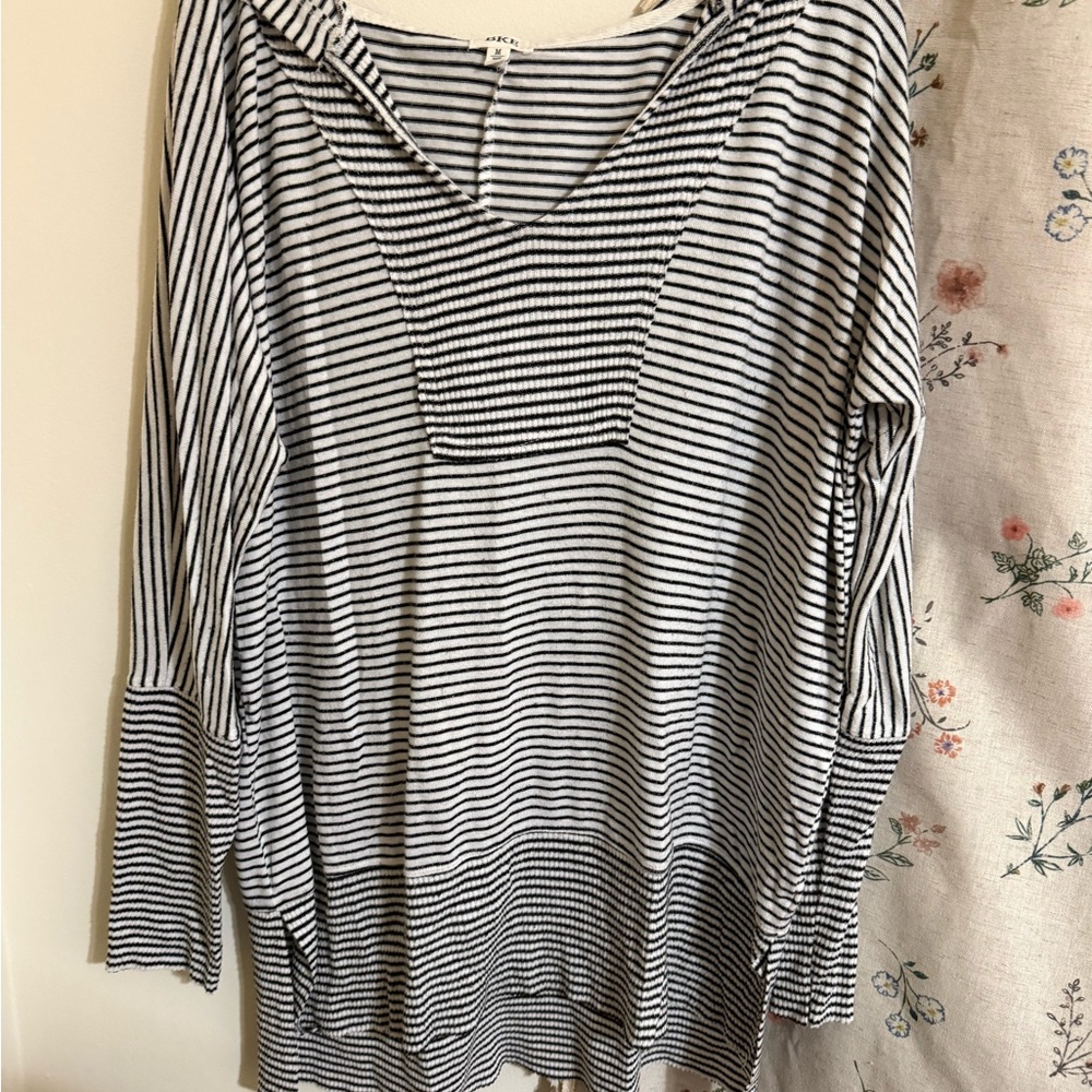 BKE Black & White Striped V‑Neck Long Sleeve Top